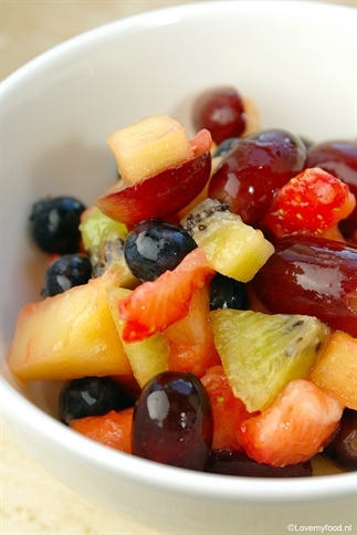 Fruitsalade met limoen-honingdresing