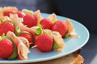 Gemarineerde mozzarella aardbei prikkers