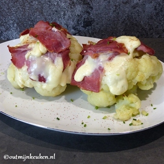 Hele bloemkool uit de oven met ham en port salut