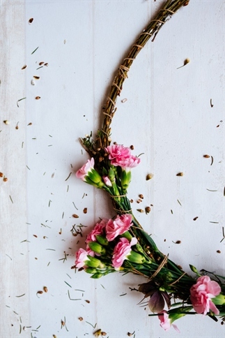 Krans maken van bloemen en takken