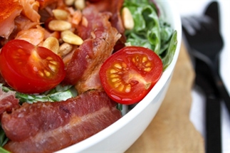 Maaltijdsalade met zalm, spek en mosterddressing