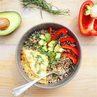 Meeneem detox lunch: quinoa met omelet en avocado