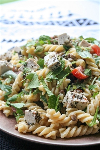 pasta salade met hummus en tofu feta