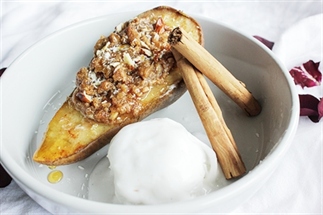 Peer noten-deeg crumble uit de oven met ijs