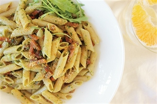 Penne basilicum knoflookolie met speckjes