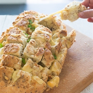 PULL APART BROOD MET KNOFLOOKBOTER EN KAAS