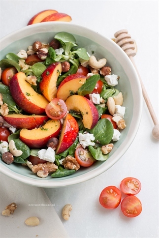 Salade met nectarine, geitenkaas en honingdressing