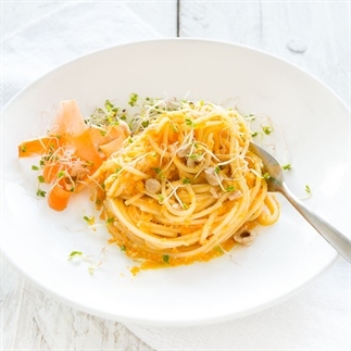 SPAGHETTI MET WORTEL HAZELNOOT PESTO