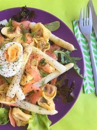 Tortellini met witte asperges en gerookte zalm