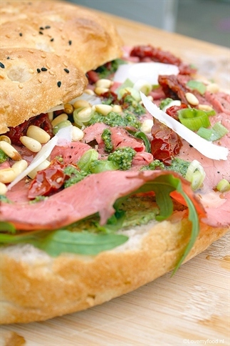 Turks brood met rosbief en pestomayonaise