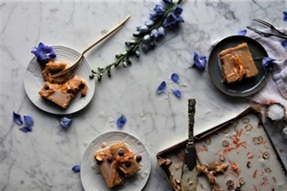 vegan wortelcake met lavendelroom