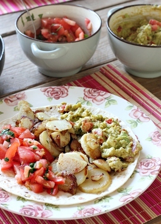 Vegan wrap met aardappels, guacamole en salsa