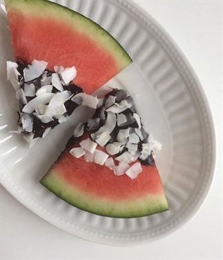 Watermeloen met chocolade en kokos
