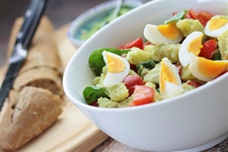 Zomerse zoete aardappelsalade met groene pesto