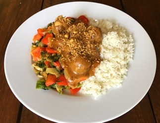 Andijvieroerbak en Indische balletjes met satésaus