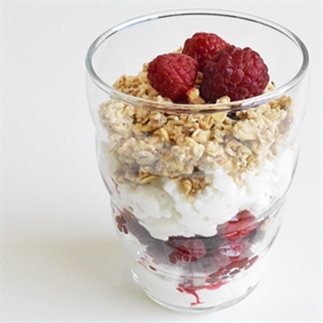 Cottage cheese met frambozen en muesli