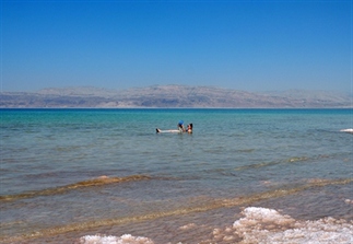 Doen: drijven in de Dode Zee in Israël