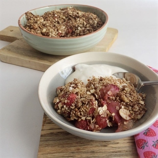 Fruit crumble met yoghurt
