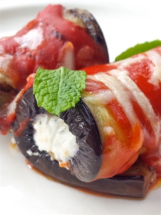 Gegrilde aubergine rolletjes met ricotta