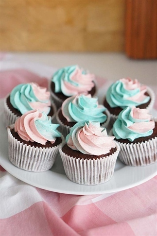 Gender reveal cupcakes
