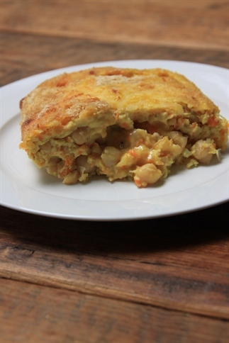 Goed gevuld oven omelet met kikkererwten