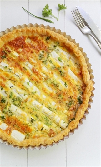 Hartige taart met asperge en verse kruiden
