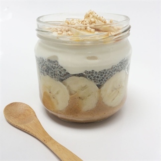 Laagjes chiapudding in a jar