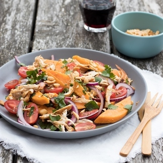 Lleurrijke BBQ salade met zoete aardappel & kip