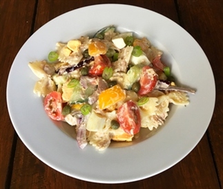 Pastasalade met tonijn in een romige dressing