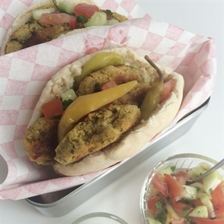 Pita falafel met tomatensalade en aioli