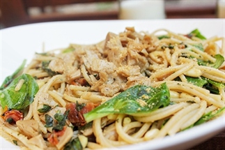 Spaghetti met malse kipstuckjes