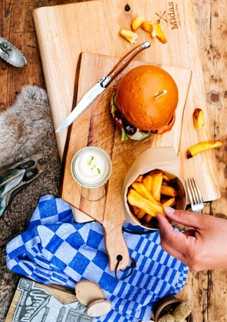 Tafel styling: hamburger en frietjes