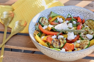 Vegetarische gegrilde groente geitenkaas salade
