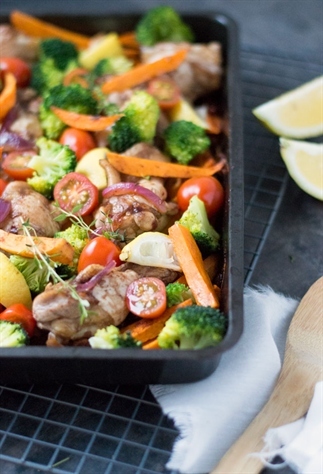 Zoete aardappel, kip en groente uit de oven