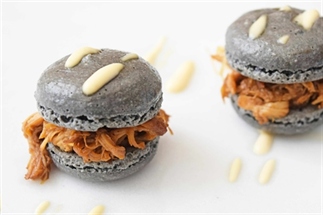 Zwarte macaron met pulled chicken