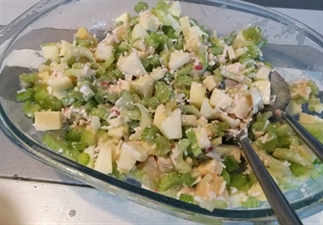 Bleekselderijsalade met appel en kaas