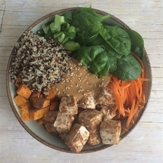 Buddha bowl met pinda tofu