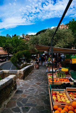 De kleurrijke markt in Bormes les Mimosas