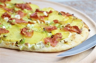 Flammkuchen met aardappel, uitjes & Italiaanse ham