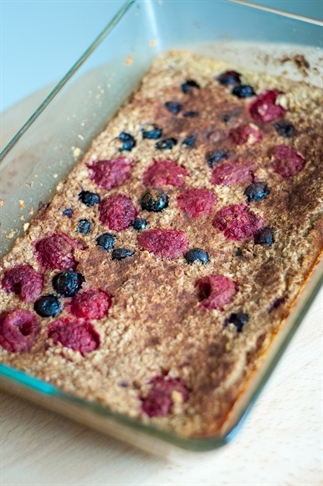 Gebakken havermout met rood fruit uit de oven