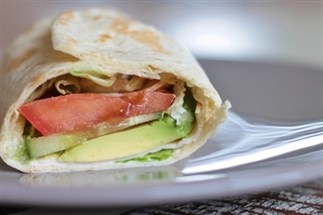 Gevulde wrap met crème fraîche,kipfilet en avocado
