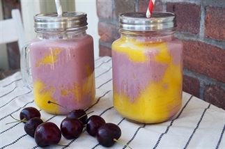 Gezonde yoghurt milkshake met kersen en mango