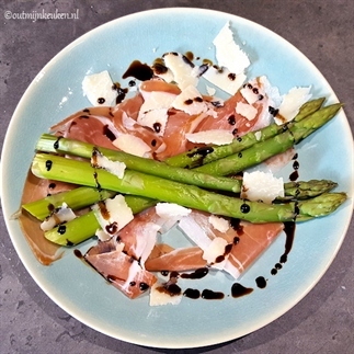 Groene asperges met Parmaham met Parmezaanse kaas