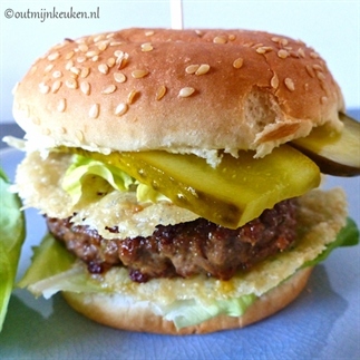 Hamburger met knapperige Parmezaanse kaas