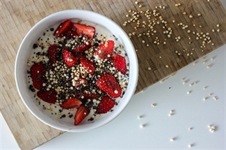 Ontbijt: Vegan yoghurt bowl met aardbeien