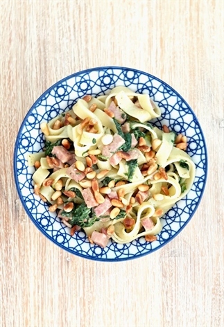 Pasta met spinazie en geroosterde pijnboompitten