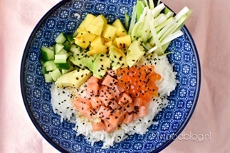 Poke bowl met zalm, mango en avocado