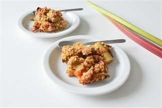 Rabarber-nectarine crumble