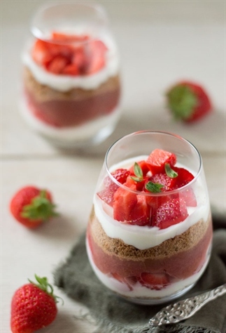 Rabarber toetje met aardbei en speculaas