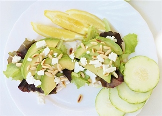 Rijstwafels met avocado, feta en pijnboompitten